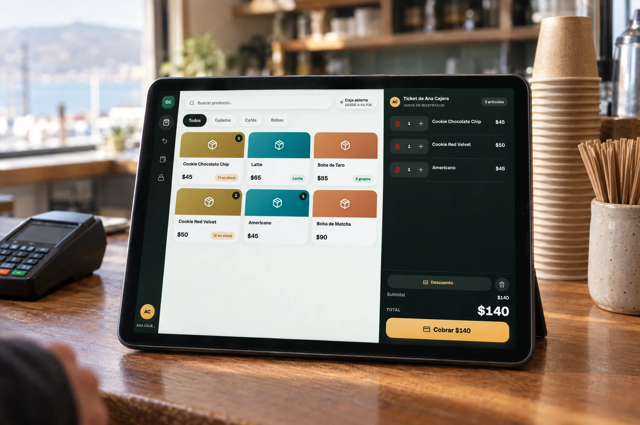 Tablet con el punto de venta de Vuelve apoyada en la barra de una cafetería